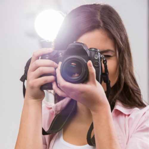 Una donna con fotocamera- Vendere foto online